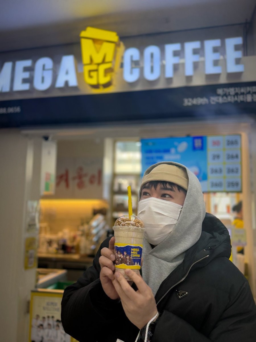 fy88991's tweet photo. 20251206 슈트리머 KKT

#SHINDONG #신동 https://t.co/H3Eu0VAhG3