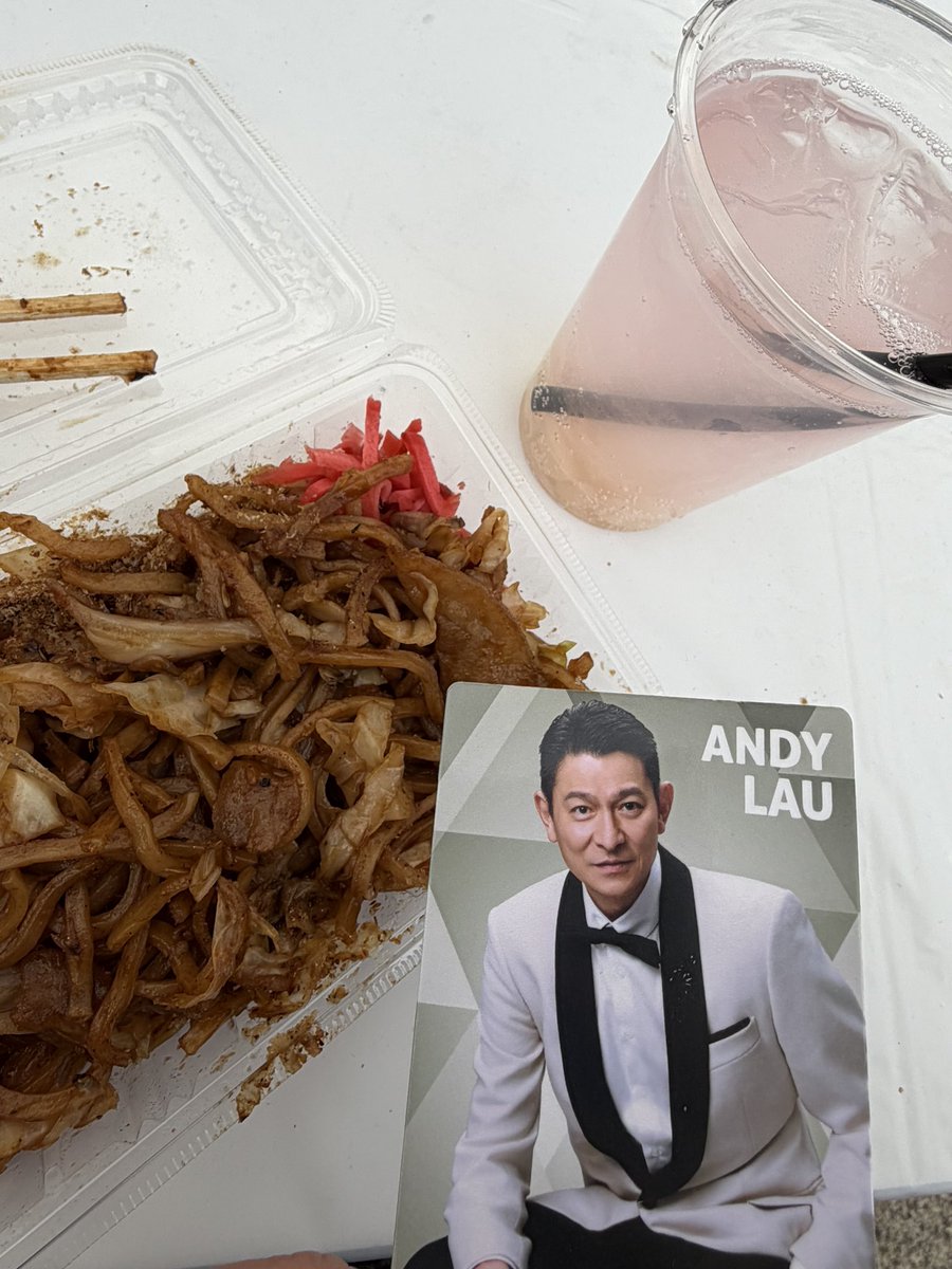 ふうふう、今日は人がすごすぎてやばいな...
さっきSanaにもらった華仔と焼きそばとももソーダ☺️