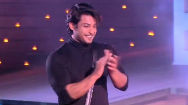 Admire_Farrhana's tweet photo. Same Winner Energy, Farrhana is literally the female version of Sid! 🦁💪🏼🔥 
Also guys, votes karte raho sherni ke liye, time to bring the trophy home! 🏆
#FarrhanaBhatt #VoteForFarhana #SidharthShukla https://t.co/2aBuhn7Zr9