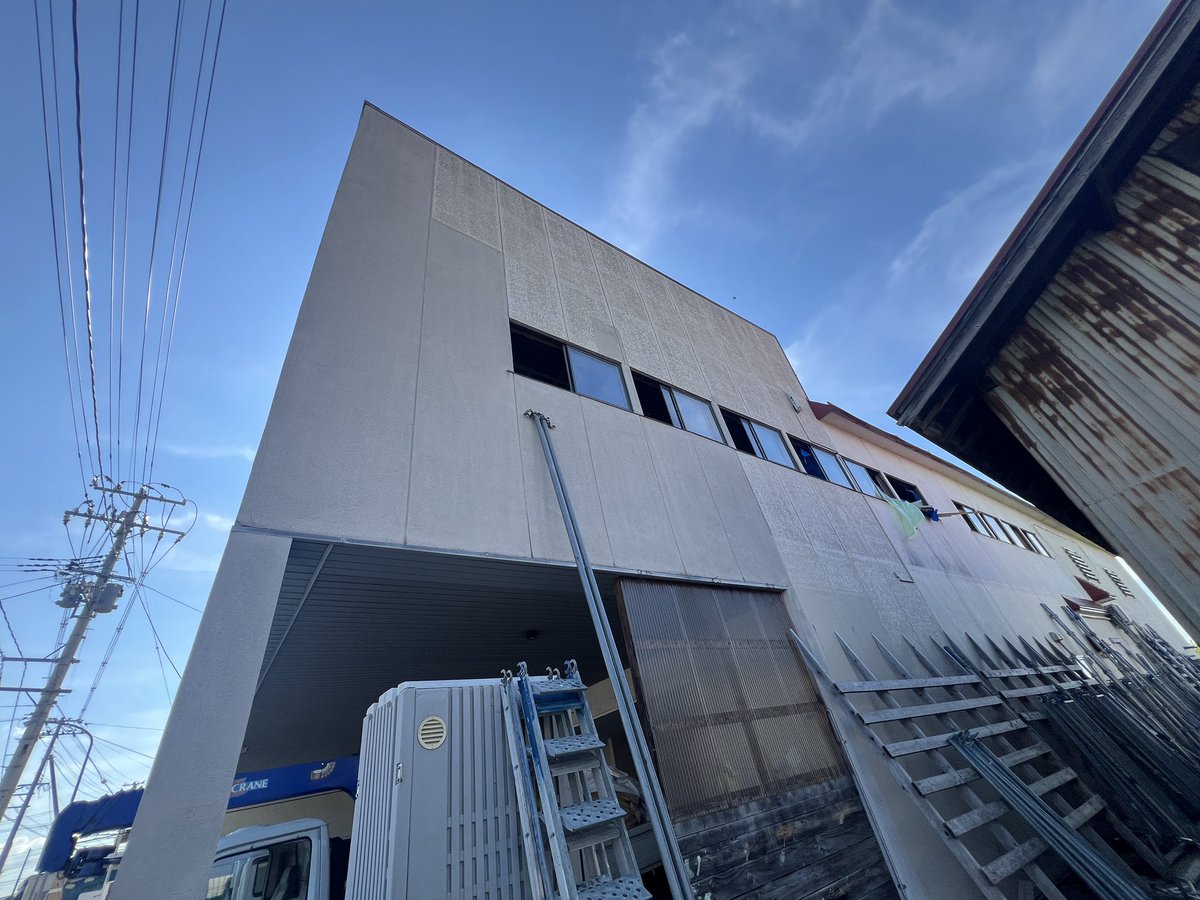 kensyou2001's tweet photo. 夏からの期間工事をしていた雪害復旧及び補強工事の現場が完了しました！
2階の空間が広く鉄骨補強、柱追加等を施しました。
#弘前市#改修工事#リフォーム#雪害 https://t.co/oKC00jZaO3