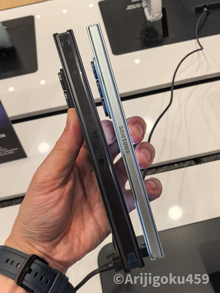 arijigoku459's tweet photo. Galaxy Z TrifoldとZ Fold7。 https://t.co/o3VwekyHxS