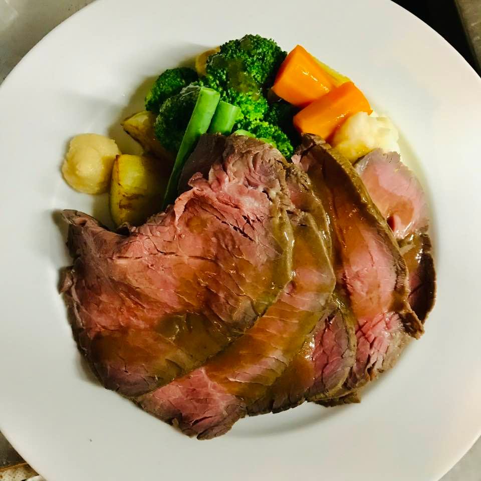 今日と明日の土日はホリデーローストの日！今週は「ローストビーフ🐄」です。たっぷりしっとり柔らか牛モモ肉のローストをたっぷりの温野菜＆マッシュポテトと共にお楽しみください。

お酒のアテにもごちそうにもなっちゃうプレートをタラモアらしくカジュアルに😋👍
