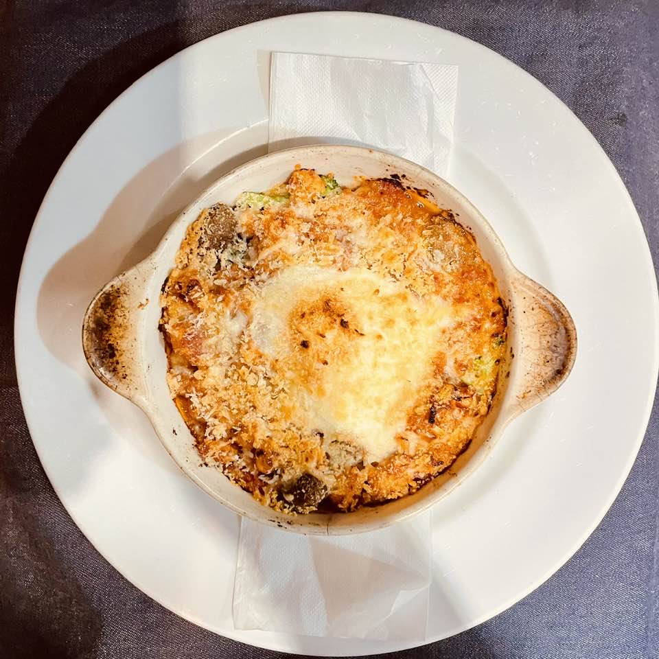 そして今日から「トリッパとヒヨコ豆の煮込み　グラタン仕立て」が出ます。寒いのであったまってってー♨

さらにパスタは今日から「カリフラワーと塩豚のパスタ」に。新作なので写真は後日。イメージ湧きづらいかと思いますが、柔らかく茹でてつぶしたカリフラワーがソースのパスタです。