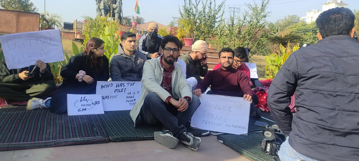 ErSameerYousf's tweet photo. we request that this file should not be kept pending. Kindly process it and issue the official notification before 12 AM today.”
Plz repost and share 
@OmarAbdullah
@OfficeOfLGJandK
#jknc
#LG office https://t.co/p6Uqxq6tUZ