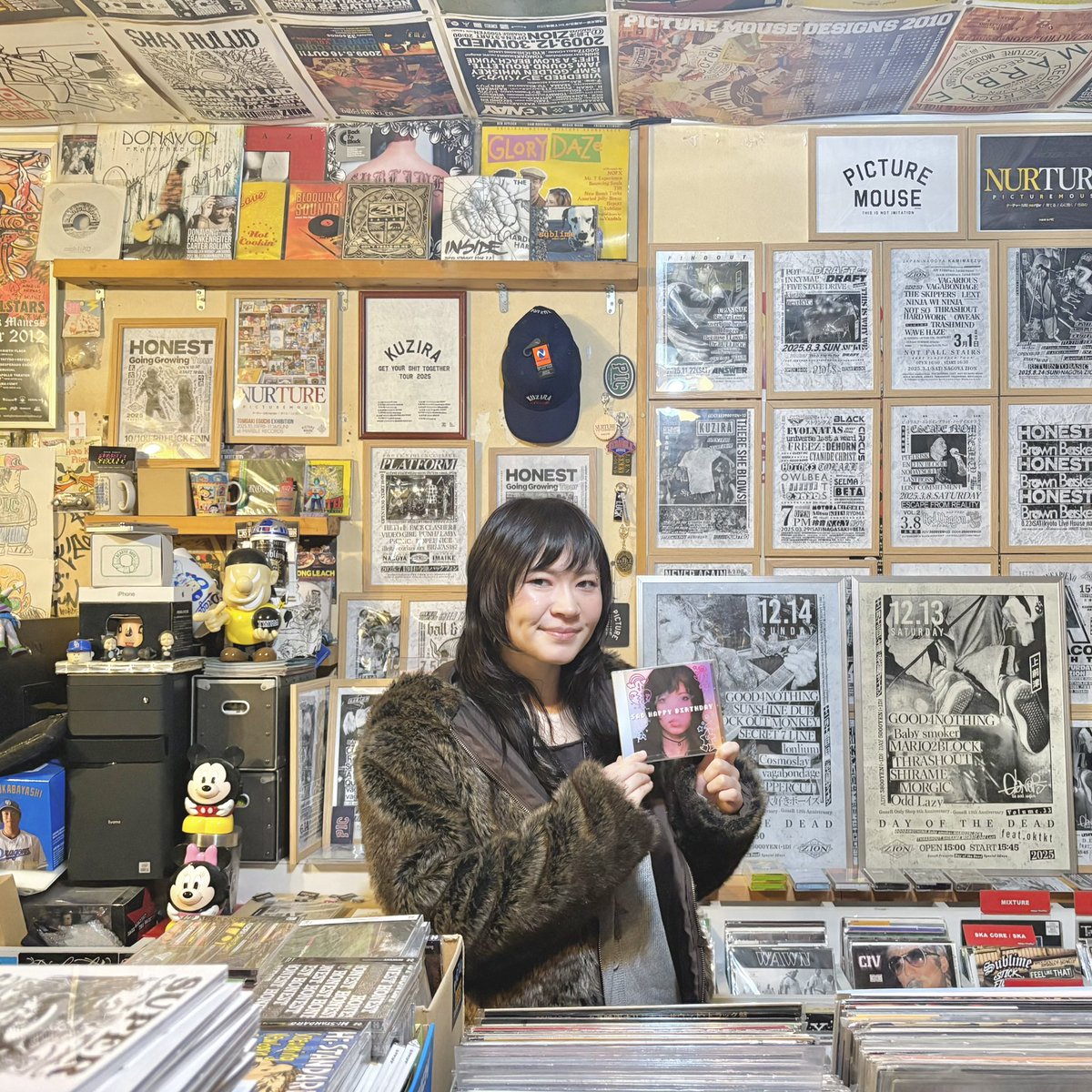 90年代UKインディロックの空気を、2020年代の感性で再解釈。 シンガー