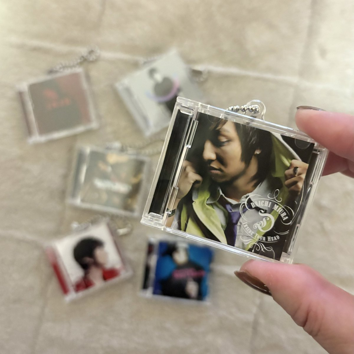 0722mtnrk's tweet photo. キーチェーンは
大知くんとの出会い記念のを筆頭にソロデビューのKeep、初めて家族でLive行った時、初めて最前だったツアーで食らった曲etc.....
厳選の6個にしました♡
#三浦大知ファンイベ #DM20 https://t.co/r2mBbPrQqB