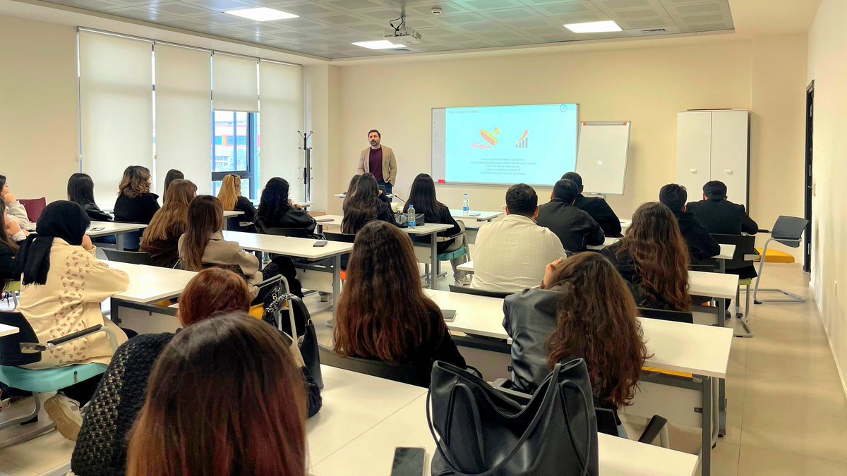 Çukurova Üniversitesi Endüstri Mühendisliği öğrencileriyle bir araya gelerek yalın felsefe, değer &amp; israf ve gölgeleme konularını ele aldık. Üretim süreçlerinden örneklerle ilerleyerek verimlilik artırma yöntemlerini ve israf kaynaklarını birlikte değerlendirdik.