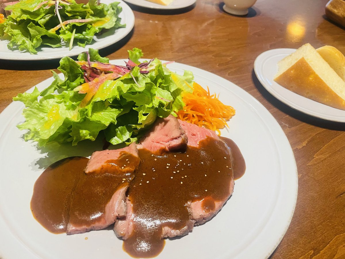 houjichaaaa1's tweet photo. 10月に相互さんと憧れのお店と気になっていたブックカフェにご一緒させていただいた時の写真！推したちの話をしながら美味しいものを食べるのとってもとっても楽しかった…☺️お店も素敵だったのでまた行きたい〜✨体感ではあれから2週間位なんだけど現実はもう12月…だと… https://t.co/6EcD5nNDfO