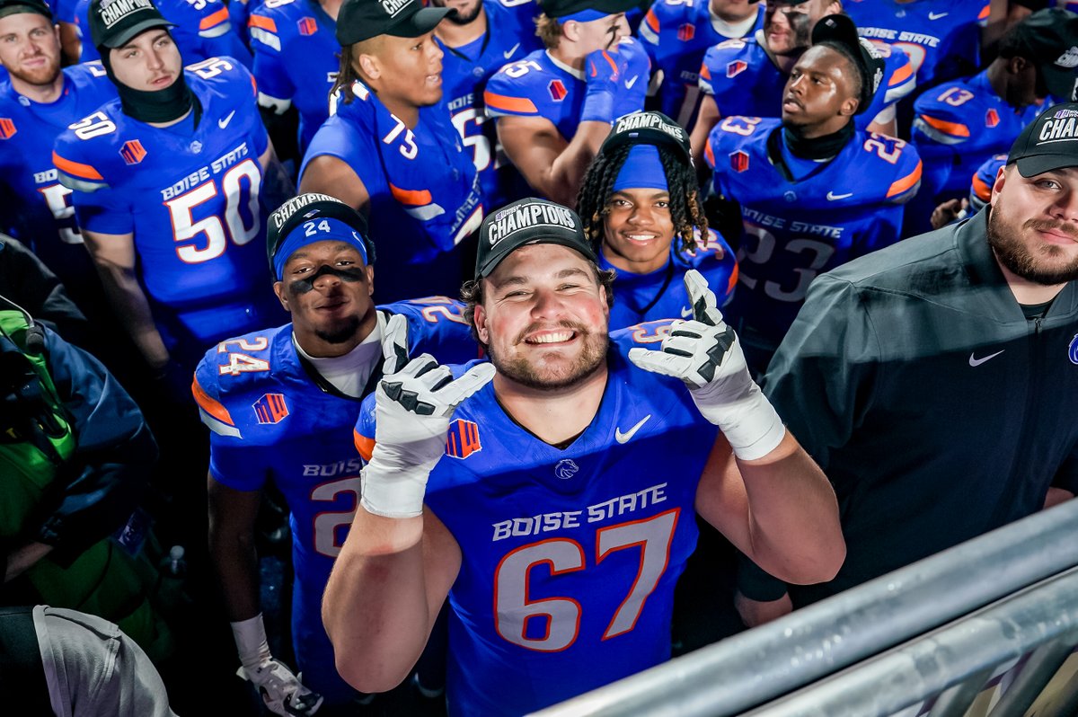 BroncoSportsFB's tweet photo. CHEESIN 😄 https://t.co/Ek6TTXA5gL