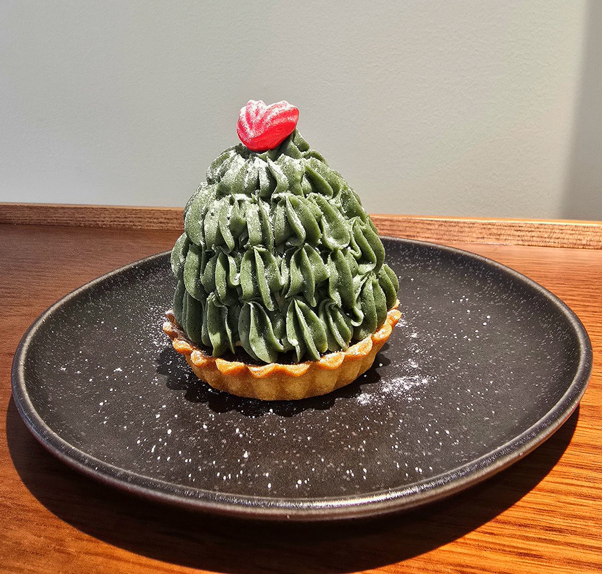 💚쑥몽블랑🤍

흑임자타르트
인절미생크림
직접 조린 밤과 팥앙금
특제 쑥크림

할매입맛 완전저격의 꼬숩고 담백한
쑥 몽블랑:)

트리를 떠올리는 숲의 나무처럼 만들어봤어요🎄