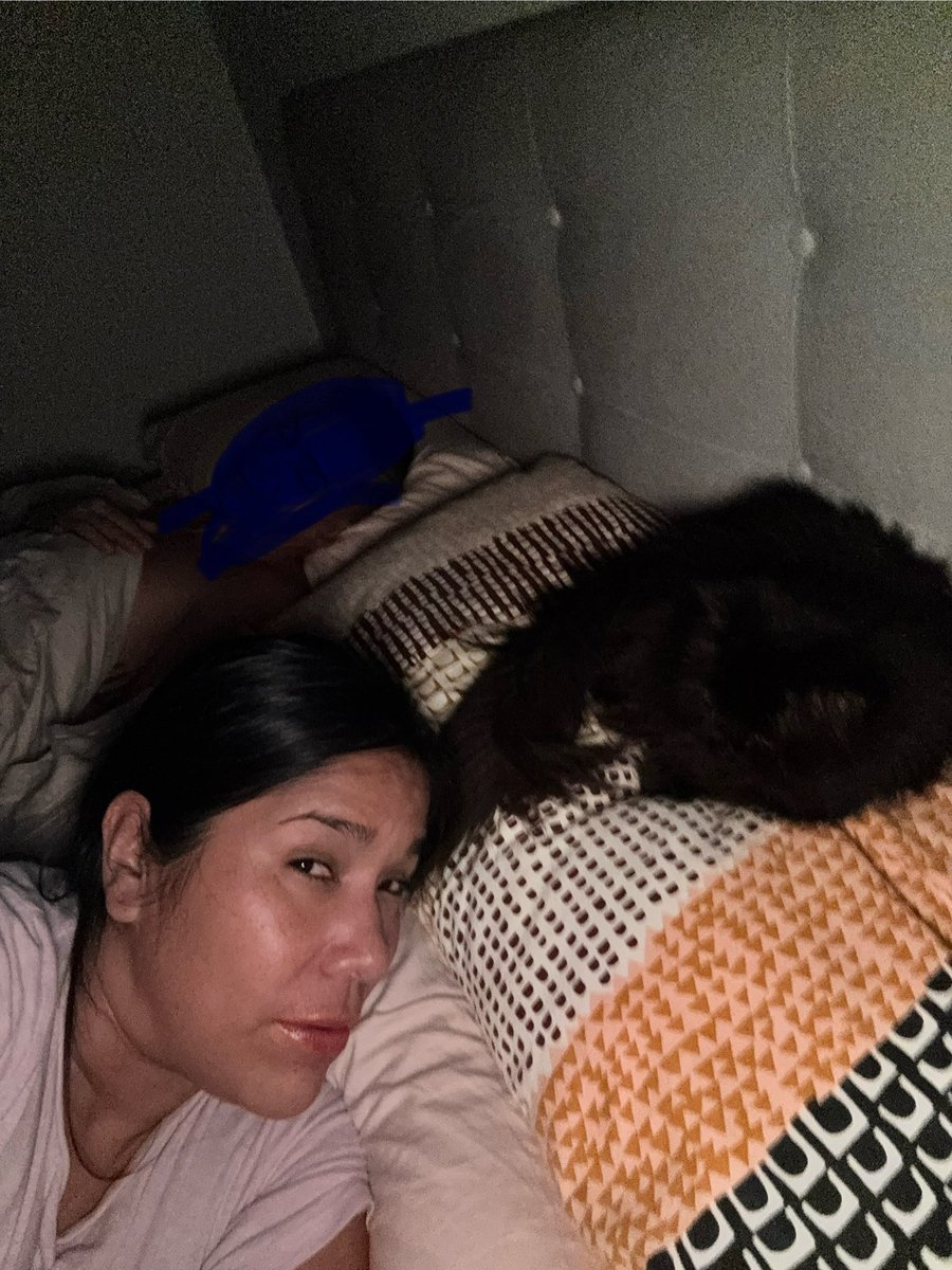 Ya nos vamos a dormir. El esposo cuajado al fondo. Lupita en su almohada y yo por aquí iba pasando.