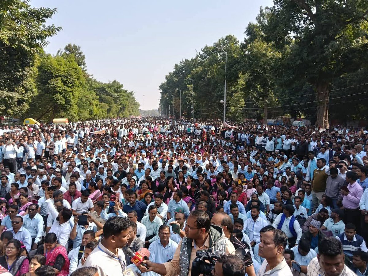RameswarHrpl's tweet photo. Thousands of Primary School Teachers are protesting day &amp; night at Lower PMG. We sincerely request Hon’ble @CMO_Odisha @MohanMOdisha  Sir to kindly intervene and fulfill their genuine demands at the earliest. 🙏 #Odisha #TeachersProtest @SecyChief @SMEOdisha @IPR_Odisha https://t.co/coltK5ki14