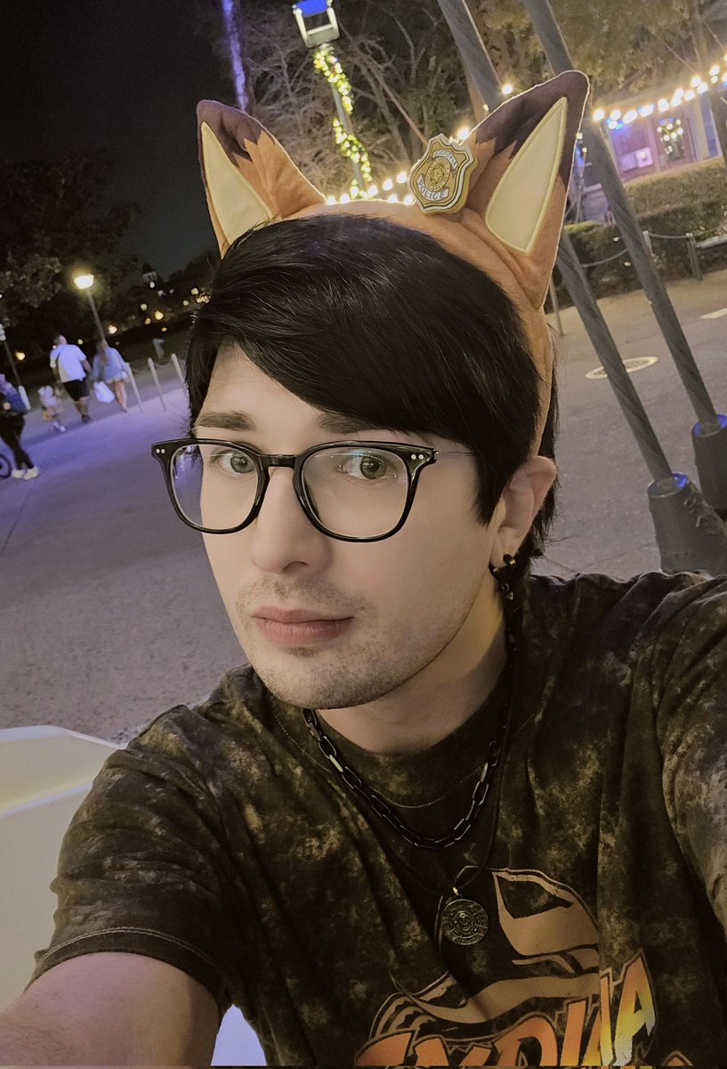 I dont really buy disney ears (its the bows ya know?) But i do when they're the nick wilde.🦊