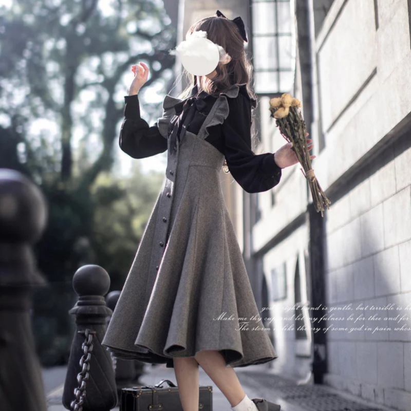 remulia97571's tweet photo. 憂げな表情を浮かべる少女が纏うのは、グレーのジャンパースカート。

影の色を溶かして染めたようなブラックのブラウスと合わせれば、濃淡のあるシックなコーデに。

落ち着いたトーンですがフレアに広がるスカートが印象を軽やかに。