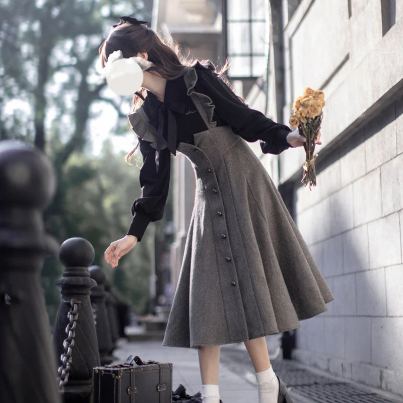 remulia97571's tweet photo. 憂げな表情を浮かべる少女が纏うのは、グレーのジャンパースカート。

影の色を溶かして染めたようなブラックのブラウスと合わせれば、濃淡のあるシックなコーデに。

落ち着いたトーンですがフレアに広がるスカートが印象を軽やかに。