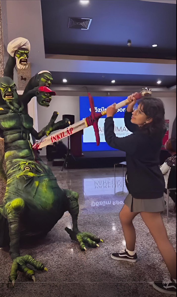 Unschuld_1x's tweet image. #inkılap kelime kökeni arapça. 
Türkçe : #Devrim #Dönüşüm #Reform 
Almanca : #Revolution