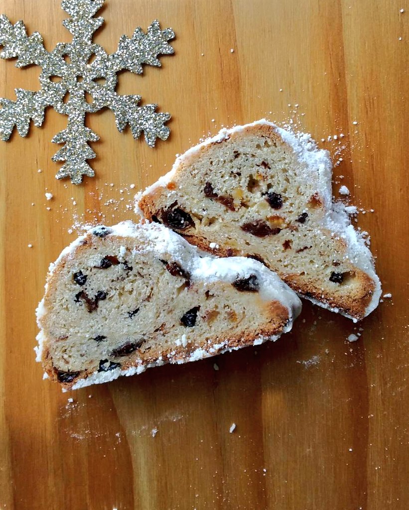 「シュトーレン」並んでます！
焼いてから一週間ちょっと経ったのでフルーツやお砂糖が馴染んできて食べ頃です♪
大きいサイズは売り切れ中ですがらまた焼きますのでお待ちください！
オレンジ・レモン・レーズン・カレンツレーズンと北海道よつ葉バターたっぷりのしっとりおいしいシュトーレンです♪