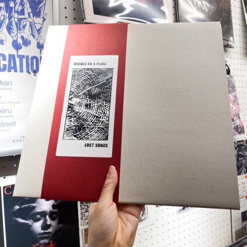 3LA_Disc's tweet image. wishes on a plane - "lost songs"(LP)

レビューのような、そうでもないようなテキストを追記しました！
2000年代激情がそうだったように、2010年代のEMOは今そういうフェーズにある。共通するのはピュアネス、俺たちが今も失ってないものです。

longlegslongarms.jp/music/products…