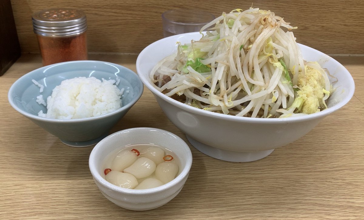 ラーメン二郎 栃木街道店
ラーメン豚入り
TARO
ショウガ 岩下のピリ辛らっきょう 小ライス
ニンニク