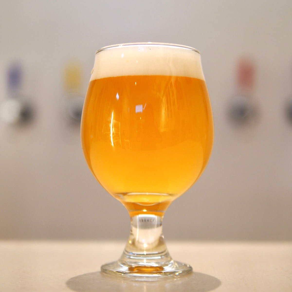 cyblume's tweet photo. 店主のたいようです。 

Cyblume 3周年ビール St. Fuka 2025（サン・フウカ） が、とんでもなく美味しく仕上がりました。
これは “飲まないと損” です！

ぼくの人生を変えたベルギーの醸造所 サン・フーヤン。
そして、ぼくの人生を変えたアイドルグループ sora tob sakana。
この2つを勝手に重ねた、世界でここだけの勝手なコラボビールです。

人生で初めて訪れたベルギーの醸造所がサン・フーヤンで、そこで飲んだあのセゾンをもう一度味わいたい―
そんなわがままを、2人の天才醸造家、阿久沢さんと西中あすかさんがこちらはほんとにコラボして見事に叶えてくれました。

そのセゾンのイメージに、
sora tob sakana の聖人・神﨑風花様（ビール好き）のイメージを重ねたのが、この作品です。

ベルギービール好きの方も、オサカナ好きの方も、ぜひ飲みに来てください！
そのふたつが交わる世界で唯一の交差点、Cyblumeは、世界的に有名なスクランブル交差点から徒歩5分です！

#Cyblume