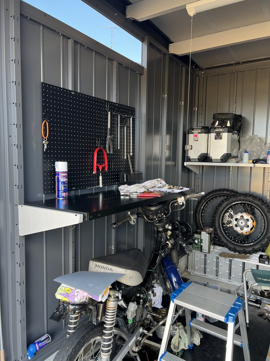jeep_takeuchi's tweet photo. ＃スーパーカブ110プロ ja42

カブ整備専用工具のみ壁掛けにする
（アレ何処置いた〜となっている為）

ガスケット剥がしは無心で作業できますが、車体に載せた状態だと足が痺れて長時間作業できない　とほほ https://t.co/GJmzFgcXfH