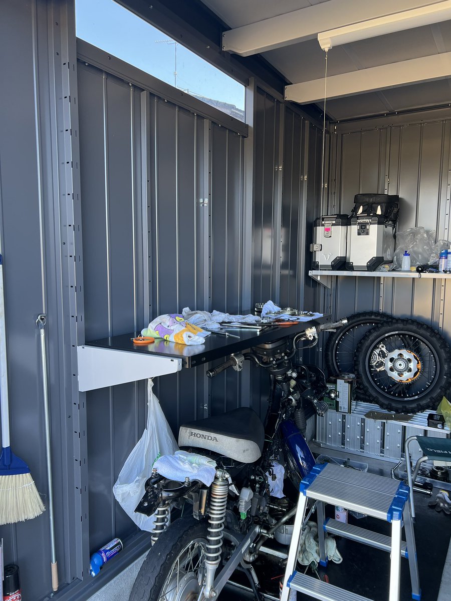 jeep_takeuchi's tweet photo. ＃スーパーカブ110プロ ja42

カブ整備専用工具のみ壁掛けにする
（アレ何処置いた〜となっている為）

ガスケット剥がしは無心で作業できますが、車体に載せた状態だと足が痺れて長時間作業できない　とほほ https://t.co/GJmzFgcXfH