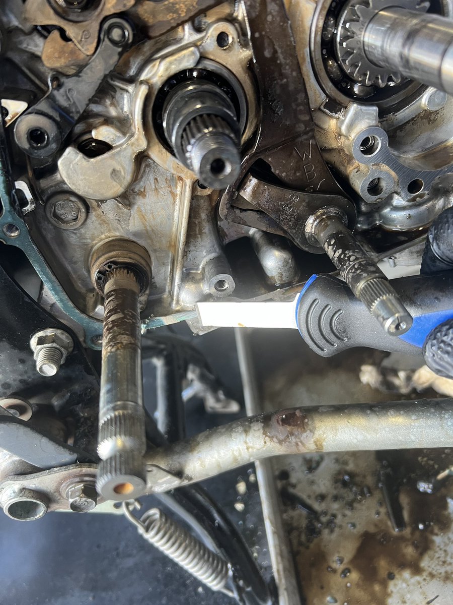 jeep_takeuchi's tweet photo. ＃スーパーカブ110プロ ja42

カブ整備専用工具のみ壁掛けにする
（アレ何処置いた〜となっている為）

ガスケット剥がしは無心で作業できますが、車体に載せた状態だと足が痺れて長時間作業できない　とほほ https://t.co/GJmzFgcXfH