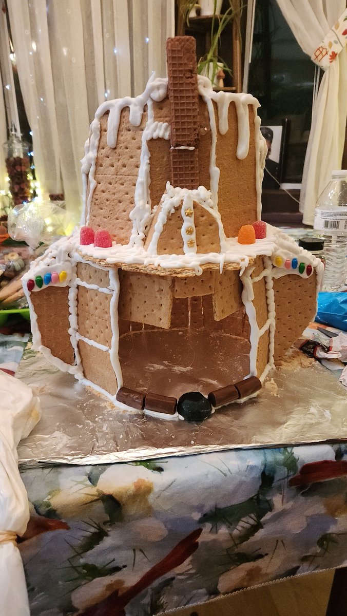 nulldoesnothing's tweet image. made @DoctorSungTWRP &apos;s cone out of graham crackers for gingerbread house night. big success