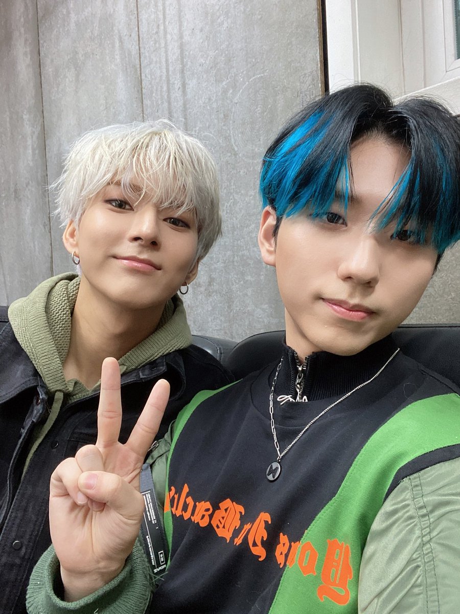 엑디즈의 4주년이에요 여러분!!! 데뷔 때 사진들을 저도 오랜만에 보는데 추억이 새록새록하네요. 시간 참 빠른 것 같아요 ㅎㅎ. 원하던 학교나 직장에 처음 들어갔을 때의 두근거림처럼, 데뷔에 대한 행복과 설렘이 가장 컸던 저때가 그립기도 하네요.
4년 동안 참 다사다난했지만, 저희 엑디즈가