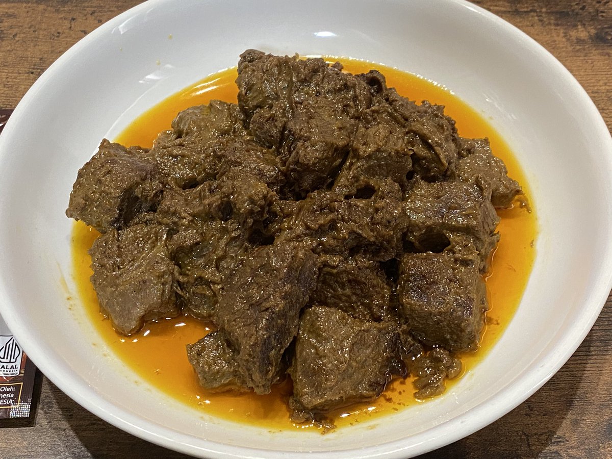WalkInCikarang's tweet photo. bamboeを使ってルンダンを作りました。
コクがあってとても美味しいです😋
ただ、🇮🇩時〜今回まで「bamboe入れて汁が少なくなるまで煮込む→ココナツミルクを入れて煮込みきる」で作っていましたが、改めてパッケージの作り方を見ると「最初から全部入れで煮こむ」でした…
まあ最後は同じなのですが😅 https://t.co/vLjsbTUdmk