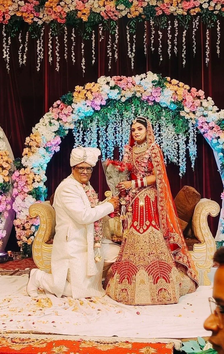 कोई भाई बता सकता है लड़की ने क्या देखकर शादी कि होगी
लड़कियों का स्वाद इतना खराब हो गया कि आज कल expire घोड़े पसंद आ रहे हैं 😂😂😂
बताया जा रहा है लड़के के पास दिल्ली रोड पर 400 भीगा जमीन है और जयपुर सीतापुरा में3 फैक्ट्रियां है 
अब तो लग रहा पैसा ही सब कुछ है🤔🤔🤔