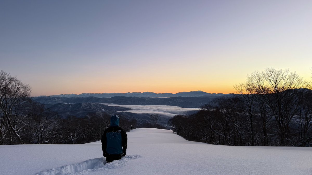 takasu_snowpark's tweet photo. 朝イチの山頂エリア。
天然雪だけで腰パウ。
そして昨晩極冷えしたおかげで人工雪大量生産。

よって明日は天然雪と人工雪のダブル新雪による圧倒的クオリティーのゲレンデが出来上がってしまいそうです。

皆さん、明日滑るゲレンデは迷うことなく一択です😎 https://t.co/WXdjSys6Ok