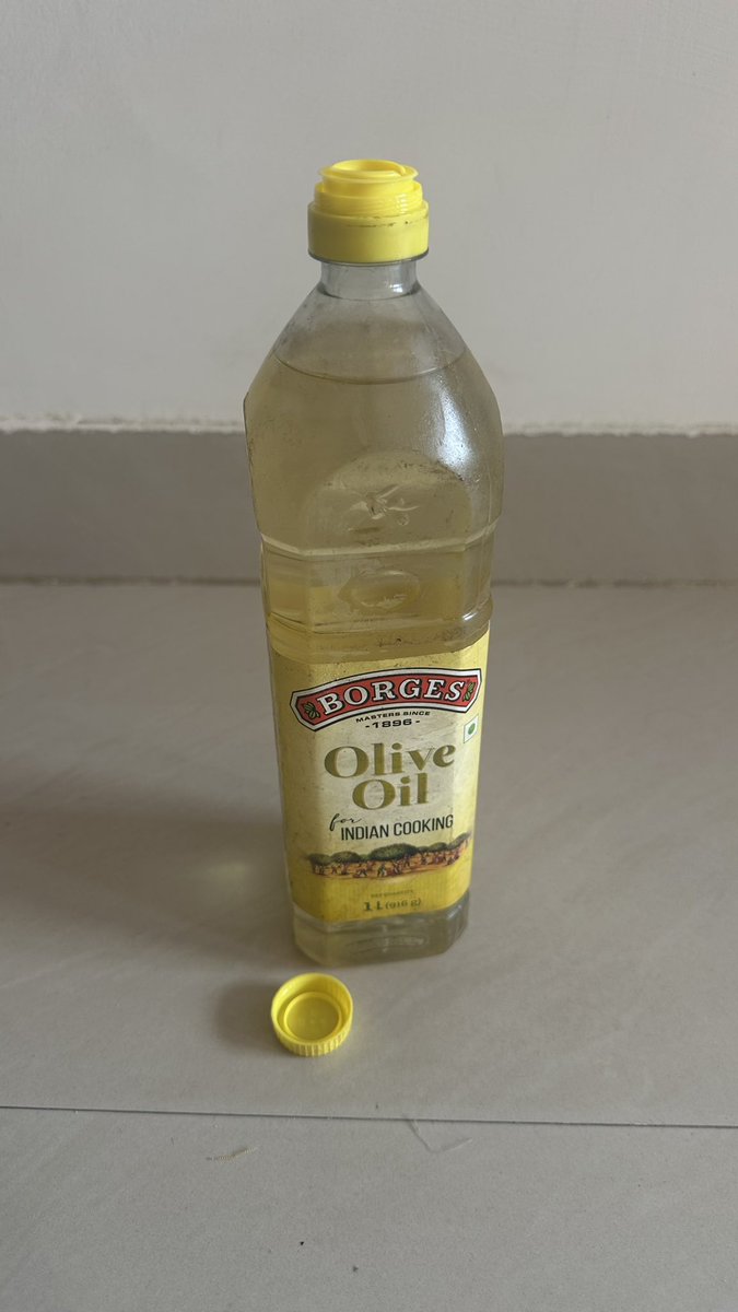 moksh's tweet photo. @ZeptoNow You deliver oil with seal broken and ingredients spilling, and a bottle that looks returned a 100 times. And then you refuse to return it! Do you expect us to use tampered and possibly adulterated food item?! https://t.co/jX1vecWgBS