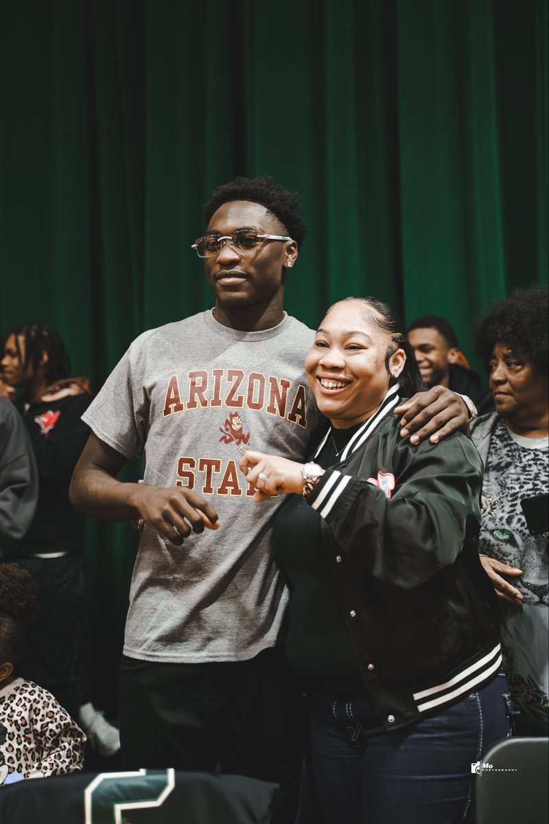 Shout to my D1 he moving on up🖤🖤🖤😍😍😍😍💪🏾💪🏾💪🏾🤞🏾🤞🏾🤞🏾#signingday 😍😍😍