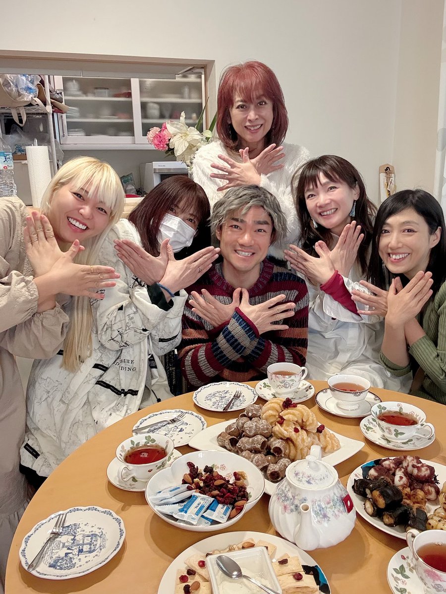 Hiromyon_web3's tweet photo. コロムアーティストがヒロミオン家にあつまってフェニックスポーズでテンアゲ🐦‍🔥⤴️⤴️
@yuki_chikada 
@misakosan 
@yokomayu689320
@lovemanayo 
@Bz_akuchi99 
#コロム #冬のヒロミオン祭り #音楽 https://t.co/78qsXBdh5W