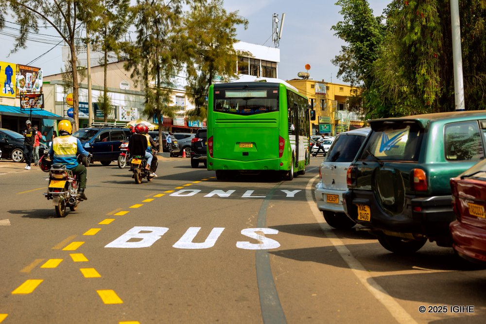Izina bijyanye

Ubu buryo bushya bwo gutwara abagenzi muri bisi 🚌  🚍 mu Mujyi wa Kigali aho bisi itakirenza 10 min muri gare na 3 min kuri 'arrêt de bus' mwabwise ngo iki?

1. #Teta ?
2. #Iterere ?
3. # .... ?

Hari icyo mubona kigikeneye kunozwa?

Twiganirire gisirimu!
