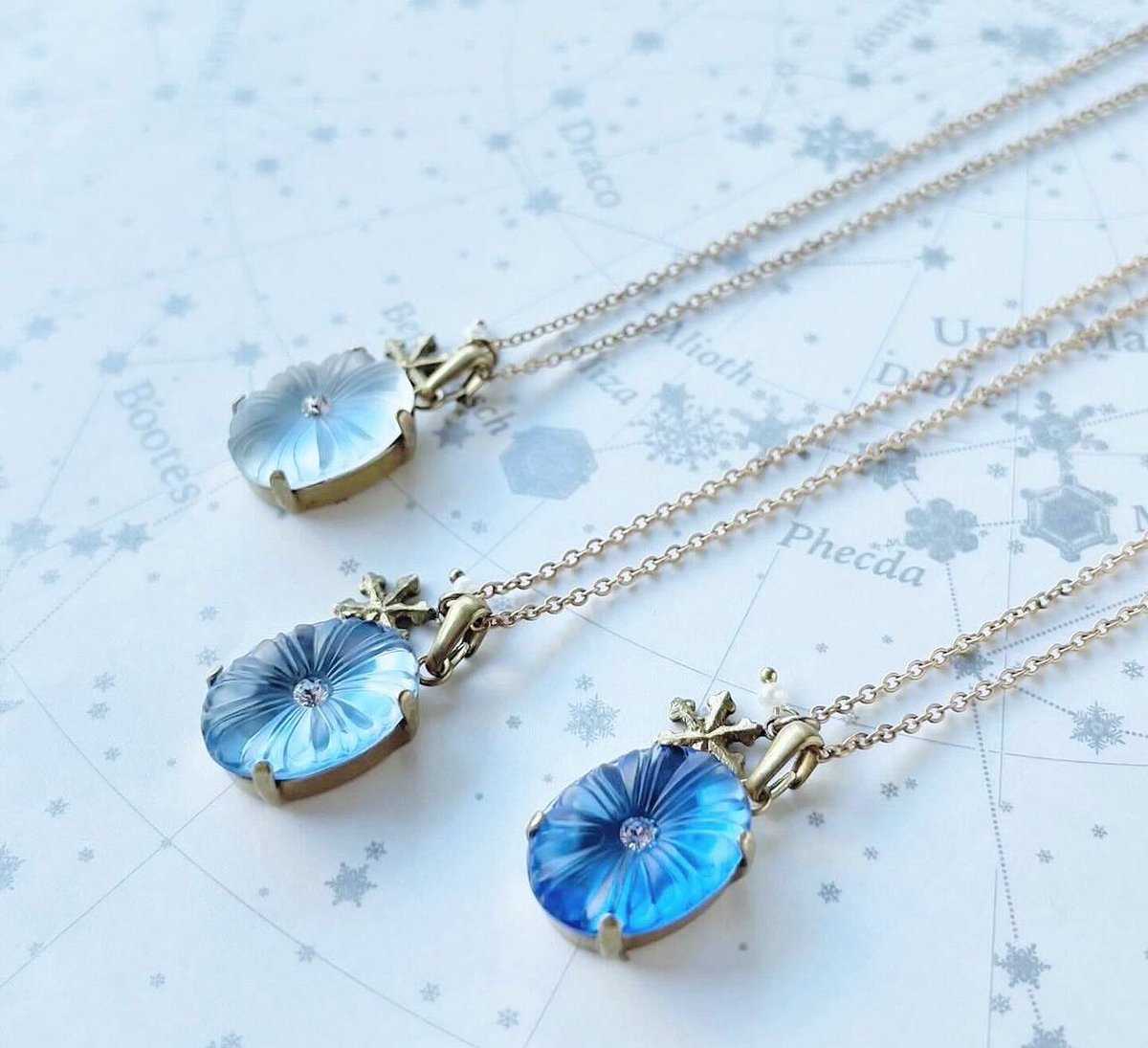 🚩開催中です🚩
12/15(月)まで
『孔雀ノ移動雑貨店🦚』(ハンズ横浜店6F)

耳元に自分だけの輝く星を添えたい‘Your bright stars’イヤリング💫

粉雪舞う季節を思い浮かべた
‘Snow flower ’ネックレスなど並べております。是非お立ち寄り下さいませ❄️