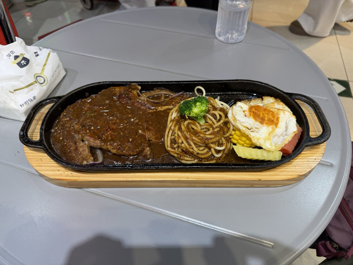 Looks weird but definitely worth the 5 bucks, the sauce is some kinda peppercorn gravy 🫡