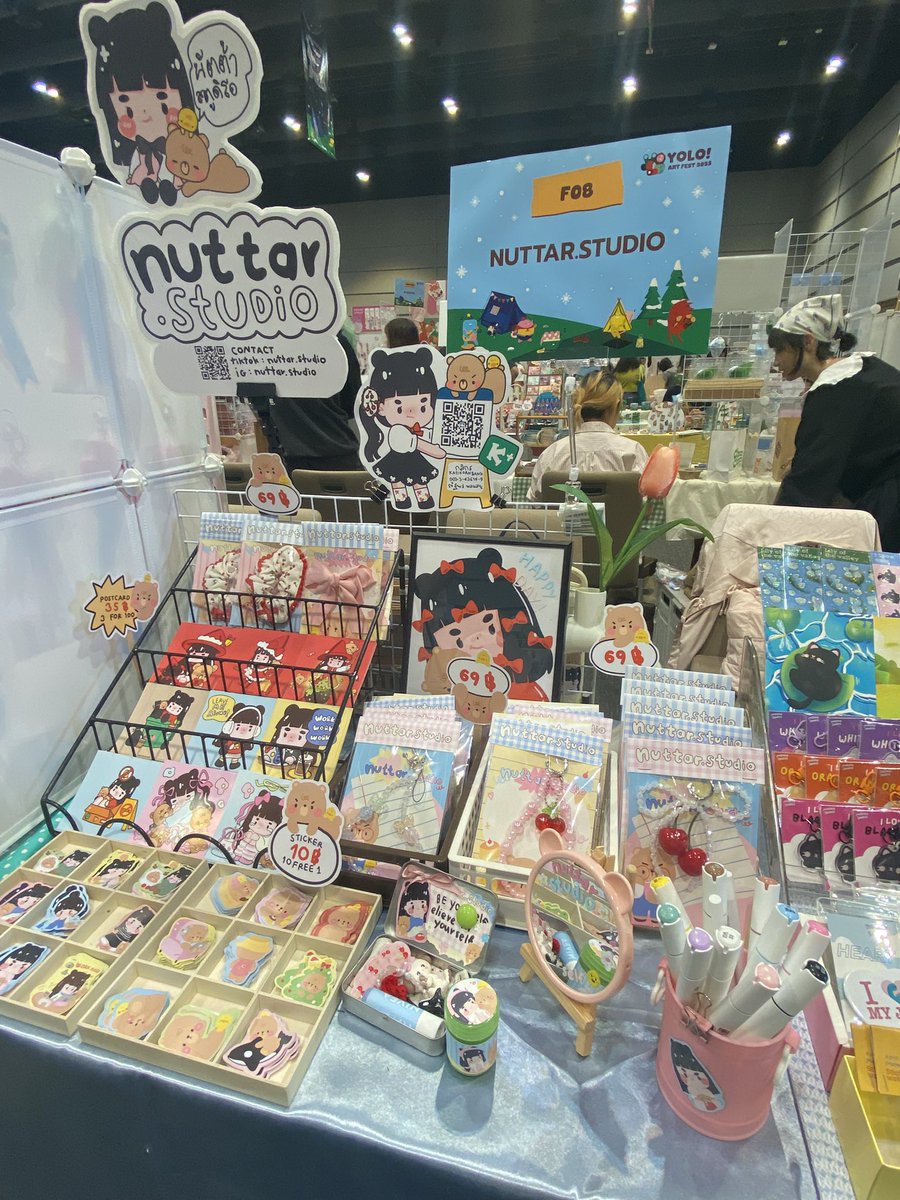 nuttar_studio's tweet photo. สวัสดี
YOLO! ART FEST 2025 — Booth F08 นะคะ ♡
📅 วันที่ 6 ธ.ค. 2025
⏰ 10.00–20.00 น.
ใครผ่านมาสามย่าน แวะมารับความน่ารักกลับบ้านกันน้า 🐻🎄🧙‍♀️💫

#YOLOArtFest2025 #BOOTHF08 #SamyanMitrTownHall #ThailandArtist #nuttarstudio https://t.co/pgdUrvRVg2