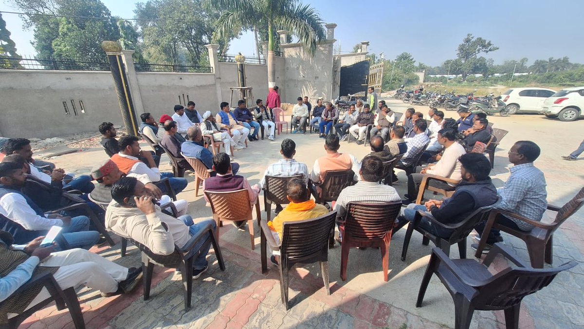 माननीय लोकप्रिय मुख्यमंत्री श्री योगी आदित्यनाथ जी के दिशा निर्देश पर आज अपने विधानसभा हर्रैया स्थित आवास पर SIR के अन्तर्गत महत्वपूर्ण बैठक में उपस्थित सभी कार्यकर्ताओं एवं पदाधिकारियों को मतदाता गहन पुनरीक्षण के गणना प्रपत्र शीघ्रभर कर जमा कराने का अनुरोध किया ||