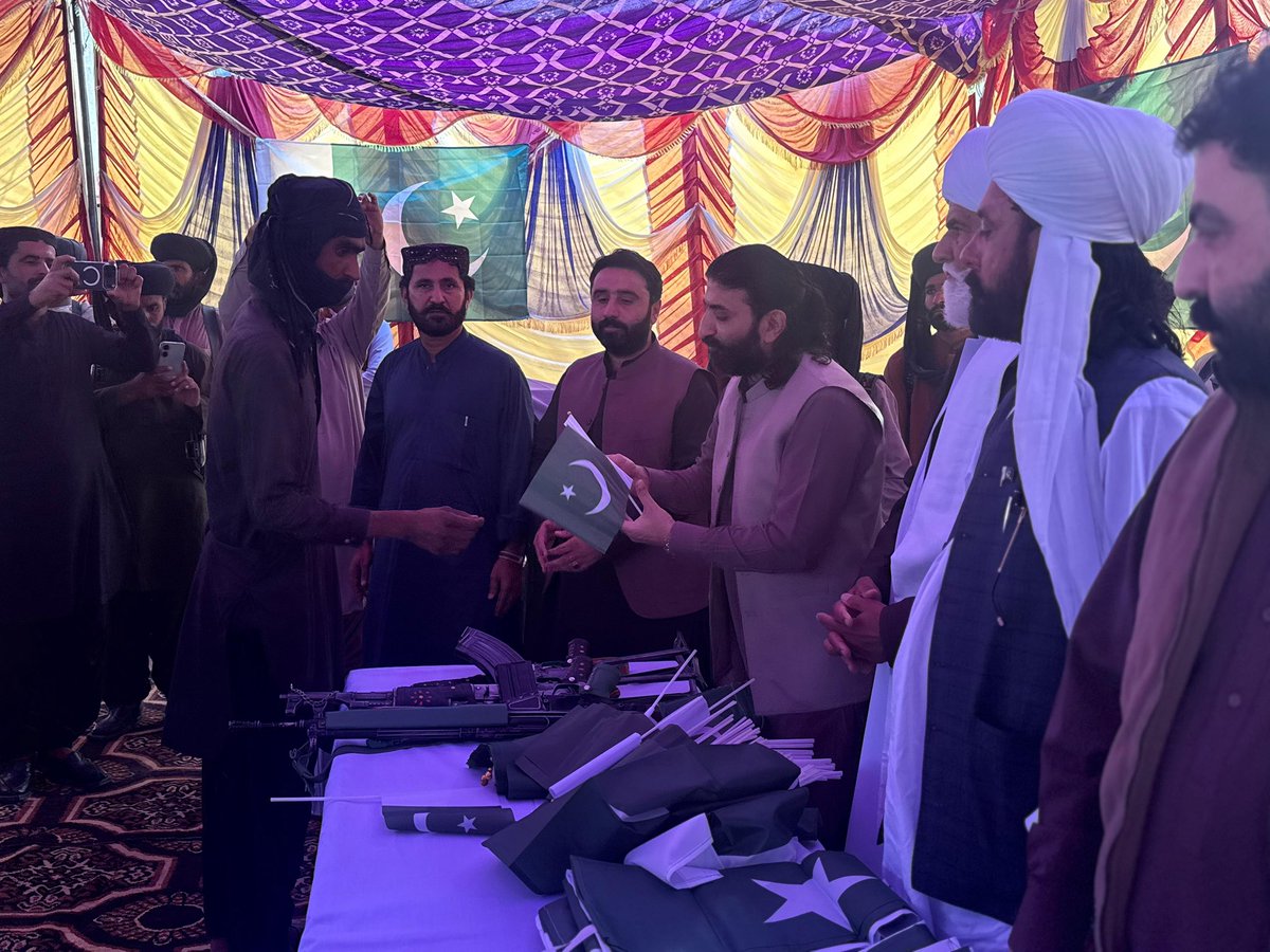 بلوچستان میں جہاں ایک طرف ریاست کے خلاف ہتھیار اٹھانے والوں کے خلاف انٹیلیجنس بیس آپریشن جاری ہیں وہیں ہتھیار پھینک کر آئینِ پاکستان کو تسلیم کرنے والوں کو گلے لگانے کا عمل بھی جاری ہے۔  سوئی، ڈیرہ بگٹی میں وڈیرہ نور علی چاکرانی اور ان کے ایک سو سے زائد ساتھیوں نے ہتھیار ڈال کر