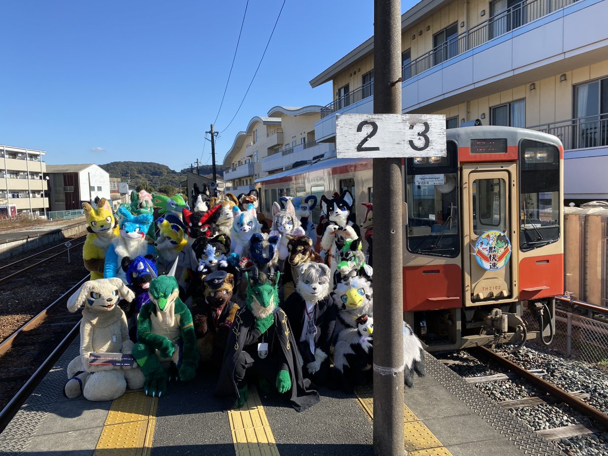tenhamasen's tweet image. 本日、団体臨時列車「獣快速」様が運行中です！ 
沿線で見かけたら手を振ってあげて下さいね！
ご乗車いただきましてありがとうございます。

  #天浜線 #獣快速
※画像撮影は当社職員立会いのもと実施しております