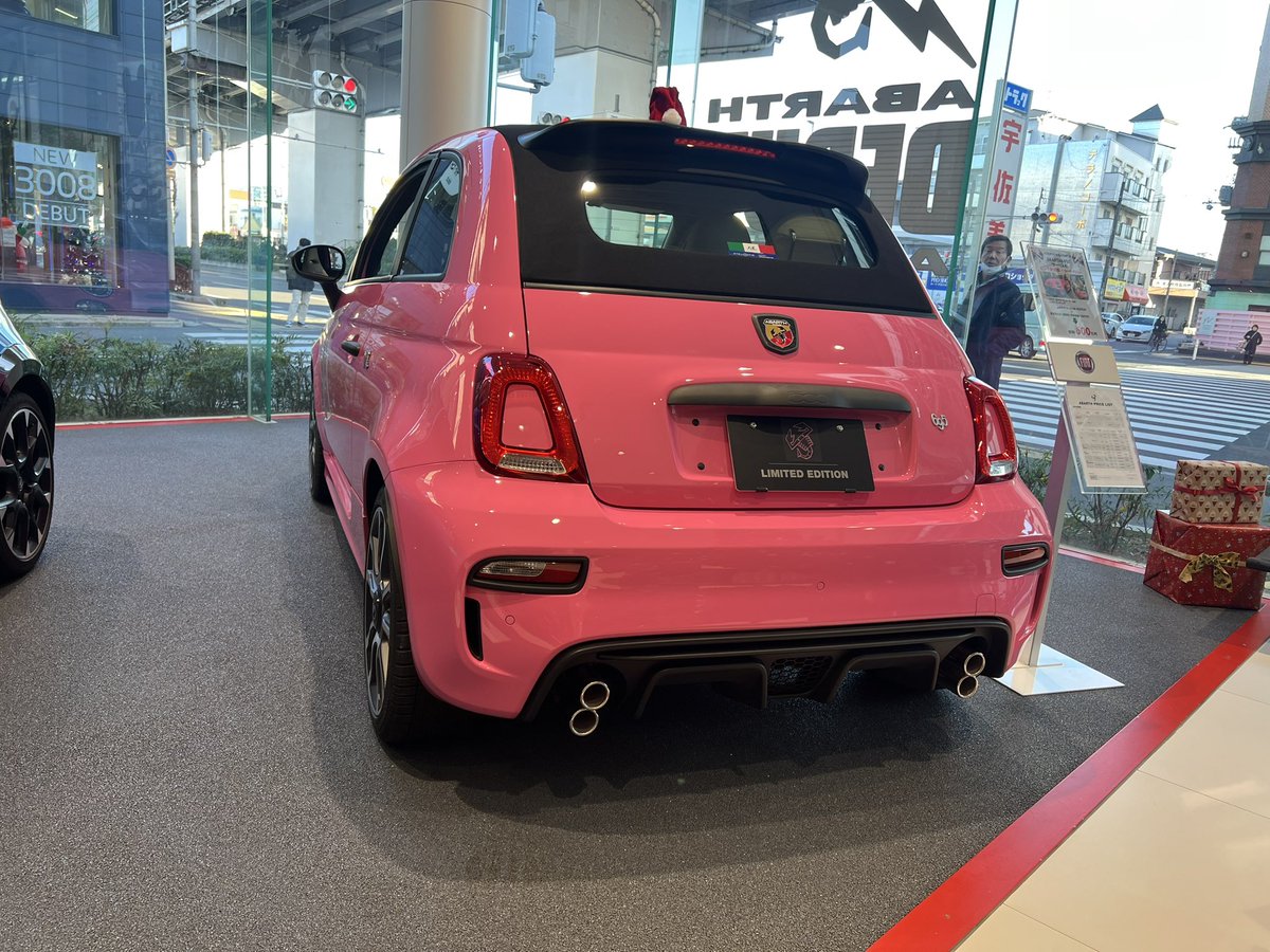 umeyan595's tweet photo. 数年ぶりにディーラーなう。FIATも600とドブロしか販売車両がないので、中古のアバチン3台もショールームに展示してる。 https://t.co/pp7KrQrZcE