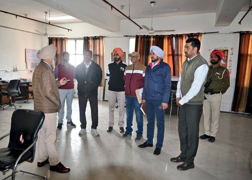 FazilkaPolice's tweet photo. ਐਸ.ਐਸ.ਪੀ ਫਾਜ਼ਿਲਕਾ ਵੱਲੋਂ ਨਵੇਂ ਕੰਟਰੋਲ ਰੂਮ ਦੀ ਚੈਕਿੰਗ ਕੀਤੀ ਗਈ।
ਹੈਲਪਲਾਈਨ, ਰਿਸਪਾਂਸ ਸਿਸਟਮ, ਸੀਸੀਟੀਵੀ ਮੋਨੀਟਰਿੰਗ ਅਤੇ ਸਟਾਫ ਦੀ ਤਿਆਰੀ ਦੀ ਜਾਂਚ ਕਰਕੇ ਵਧੀਆ ਸੇਵਾ ਲਈ ਜ਼ਰੂਰੀ ਨਿਰਦੇਸ਼ ਜਾਰੀ ਕੀਤੇ।
 #ControlRoomInspection https://t.co/yLStOzIJyV