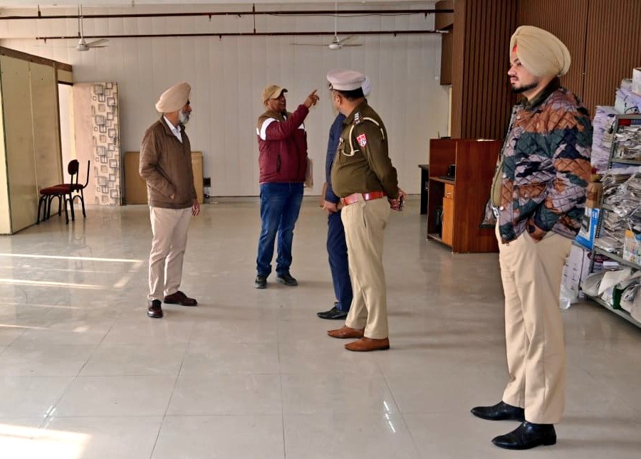 FazilkaPolice's tweet photo. ਐਸ.ਐਸ.ਪੀ ਫਾਜ਼ਿਲਕਾ ਵੱਲੋਂ ਨਵੇਂ ਕੰਟਰੋਲ ਰੂਮ ਦੀ ਚੈਕਿੰਗ ਕੀਤੀ ਗਈ।
ਹੈਲਪਲਾਈਨ, ਰਿਸਪਾਂਸ ਸਿਸਟਮ, ਸੀਸੀਟੀਵੀ ਮੋਨੀਟਰਿੰਗ ਅਤੇ ਸਟਾਫ ਦੀ ਤਿਆਰੀ ਦੀ ਜਾਂਚ ਕਰਕੇ ਵਧੀਆ ਸੇਵਾ ਲਈ ਜ਼ਰੂਰੀ ਨਿਰਦੇਸ਼ ਜਾਰੀ ਕੀਤੇ।
 #ControlRoomInspection https://t.co/yLStOzIJyV
