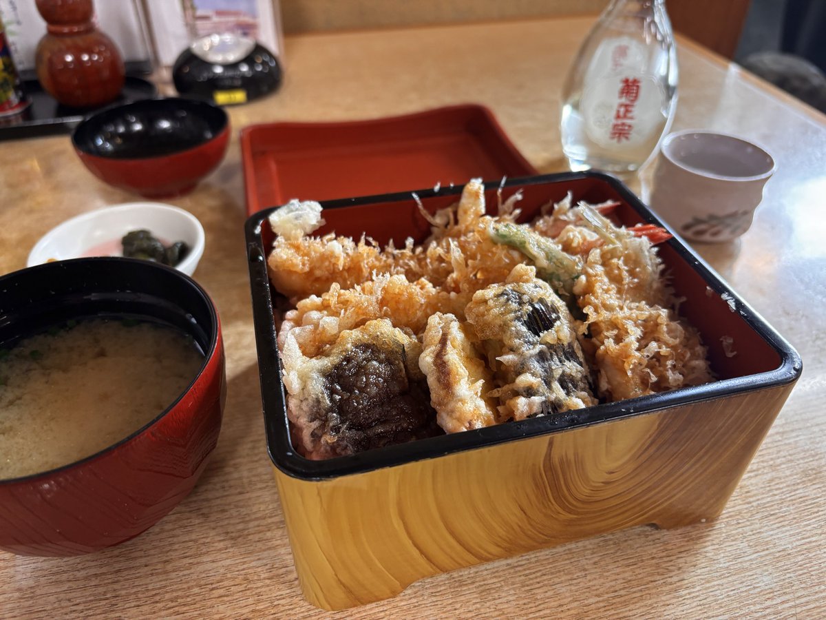 coto4792's tweet photo. 帝釈天は七五三で賑わっていました。鮮やかな晴れ着姿を写真におさめようとする親子のひとときの幸せがそこにありました。なつかしさに包まれながらひとり飲み。
#帝釈天 
#回想 
#郷愁 
#寅さん https://t.co/EMZ4FHiBes