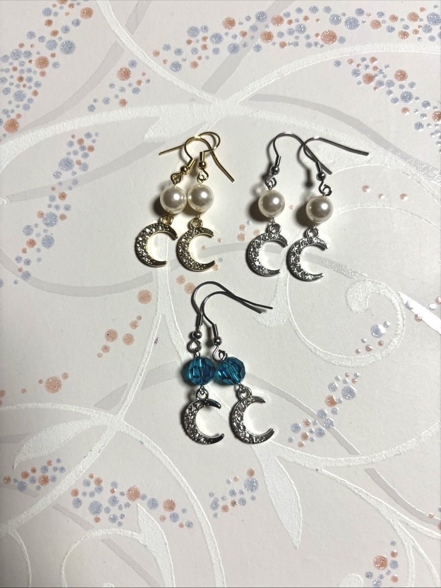 🌙*·̩͙2025/12/5(金)〜30(火)
CARAMEL MUSEUM
池袋PARCO 本館B1F イベントスペース
11:00-21:00
M1部　M-9
12/5〜12/10出店しています。

リボンとスワロパールのアクセサリー
月のアクセサリーなどあります。
お近くの際にはぜひお立ち寄りください♪

#キャラメルミュージアム
#キャラメル_創作