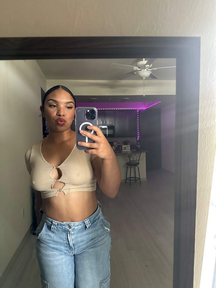mathis_ashanti's tweet photo. should i pierce my nips?👀 https://t.co/LXwc1dSW3d