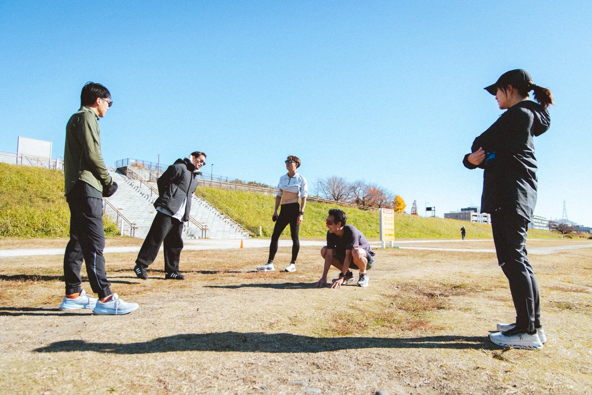 twolaps_tc's tweet photo. 1番の冷え込みと言われる朝で
寒いと言いながらも多摩川沿いへ🏃🏻
風も吹く中400m×10を
横田コーチ、加世堂くん(明治大学)と
やり切った館澤選手✊🏻

これからニューイヤー駅伝前の
大事な合宿が始まるので
TWOLAPSスタッフから激励も🌟
応援よろしくお願いします！

ALL IN ALL OUT

#親方 https://t.co/Fzmx3b0uK2