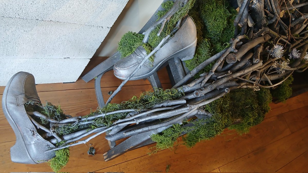 破壊と創造(第一週目)
山田 遼介 <a href="/maruiyamada/">やまだ</a>さんによる
インスタレーション

木々と靴などによる、今にも動き出しそうな人体の造形。森を散歩している心地でした。
二週目以降は新たに作家さんが加わって絵画⋅造形が展示されるので、その完成形も楽しみです！

<a href="/yongou2019/">gallery yongou</a>にて